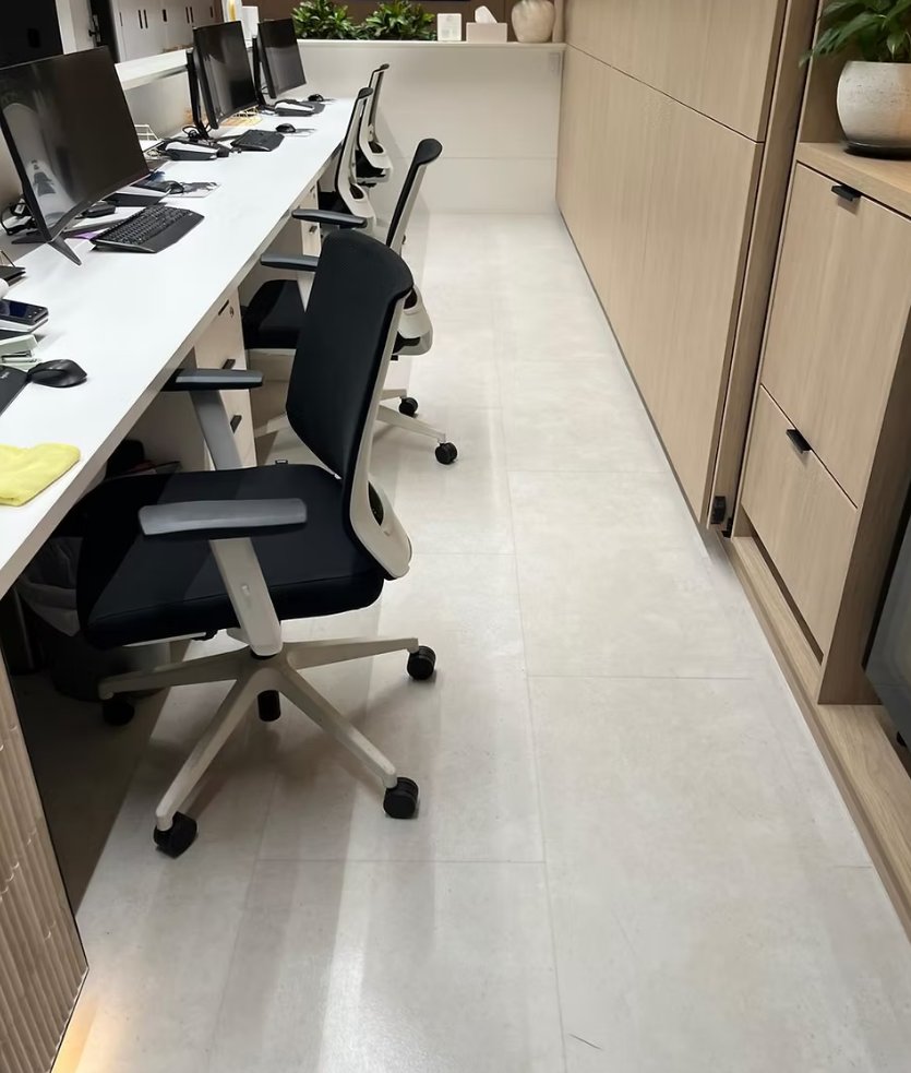 Office workstations and tiled walkway after an M&I clean